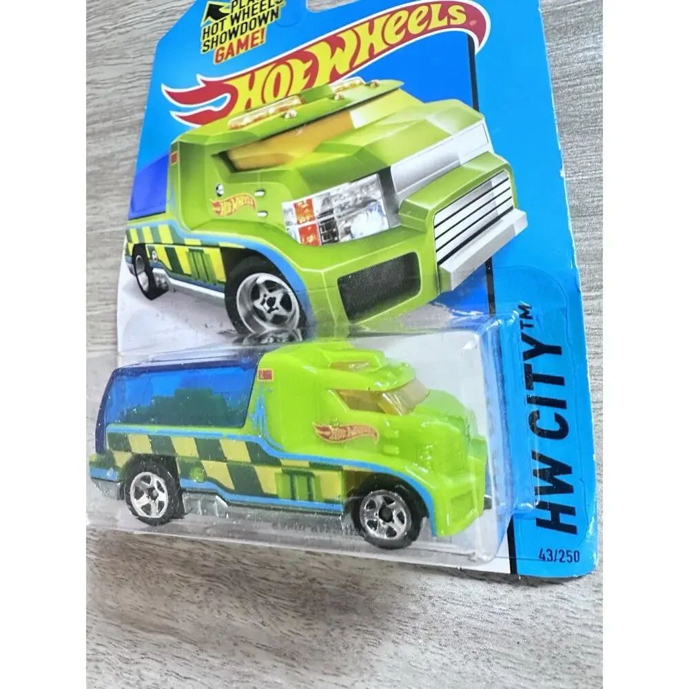 2014 Hot Wheels HW CITY Rapid Response 43/250 Green Car Hotwheels H46